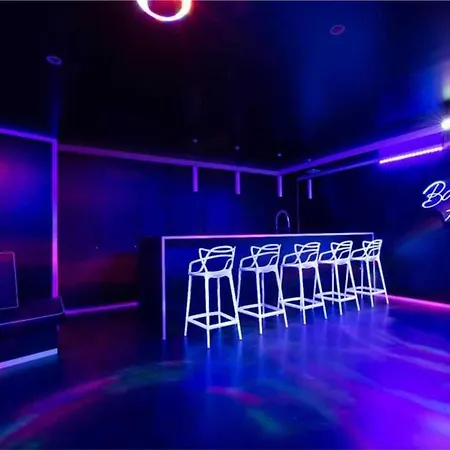 Prestige A C 12p With Pool & Lounge