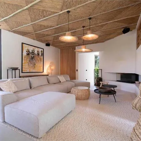 Prestige A C 12p With Pool & Lounge Apartmán